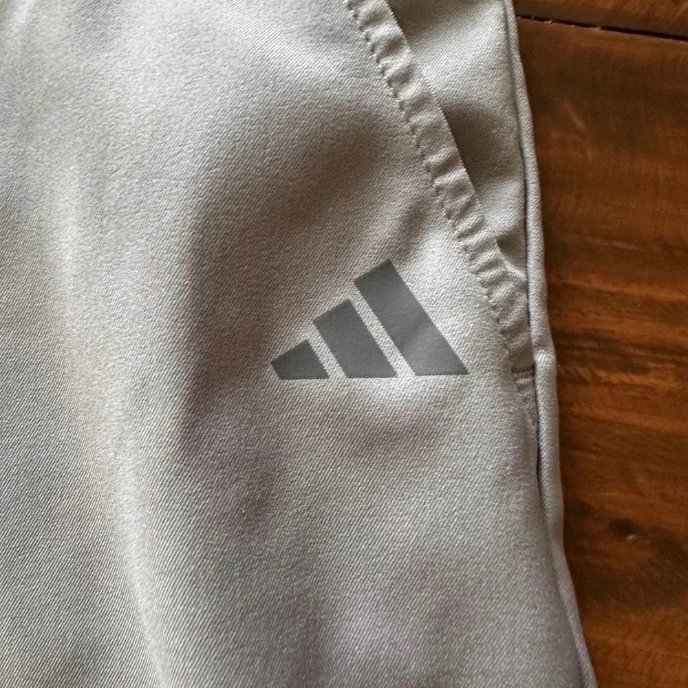 Adidas Mens Golf Shorts Light Grey Flat Front Performance Stretch Size 32